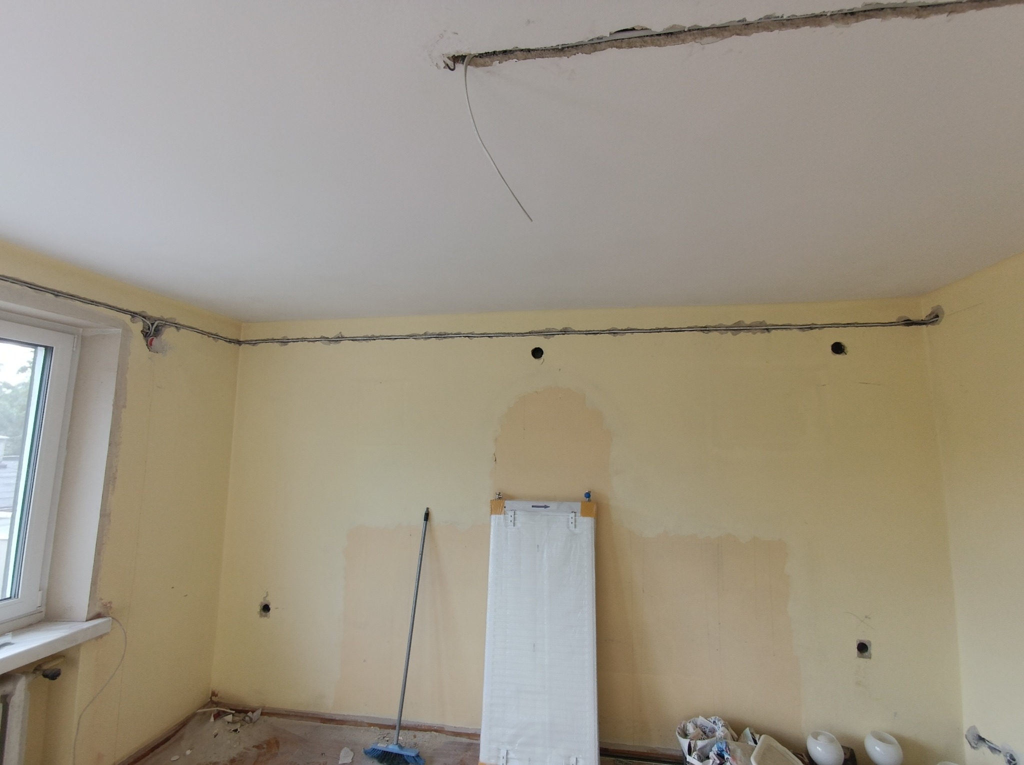 Wymiana instalacji elektrycznej na nową w domu.