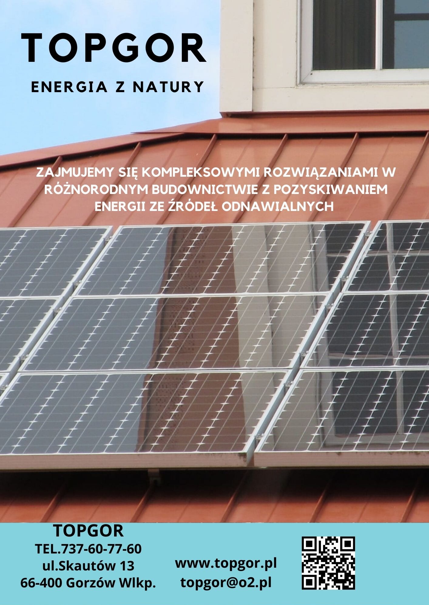Panel słoneczny na dachu z czerwonej dachówki, widoczny fragment okna, logo firmy TOPGOR z hasłem 'Energia z natury' oraz dane kontaktowe.