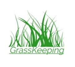 Grafika wektorowa przedstawiająca stylizowane źdźbła trawy w odcieniach zieleni, z napisem 'GrassKeeping' poniżej, sugerującym firmę zajmującą się pielęgnacją trawników.