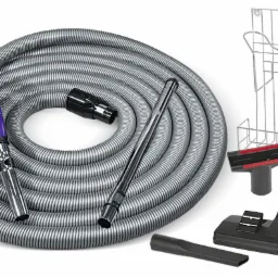 Zestaw akcesoriów Variovac do odkurzacza centralnego, obejmujący rurę, różne końcówki i uchwyt ścienny, prezentowany przez firmę z Kórnika.