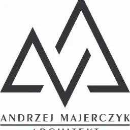 Logo architekta Andrzeja Majerczyka z abstrakcyjnym symbolem graficznym przypominającym dwie góry lub literę M, w kolorze szarym na białym tle.