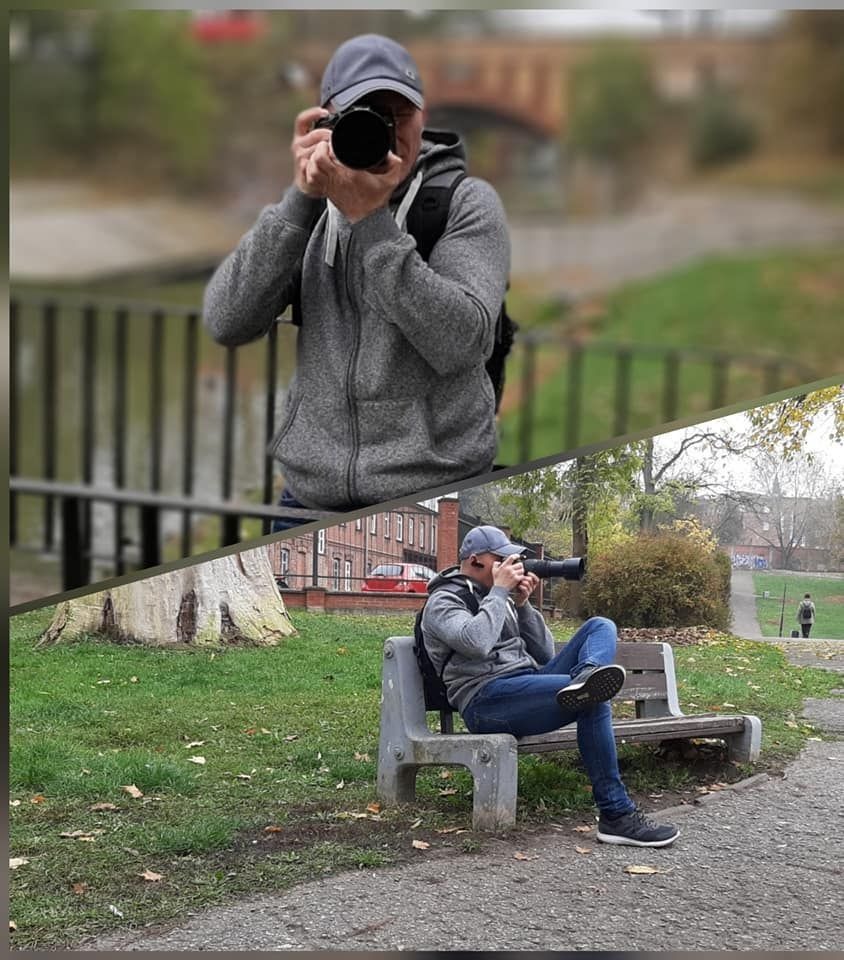 Dwa ujęcia detektywa-fotografa w szarej bluzie z kapturem i czapce z daszkiem, z aparatem fotograficznym w rękach, podczas obserwacji terenu: jedno stojąc przy barierce z widokiem na ceglany most...