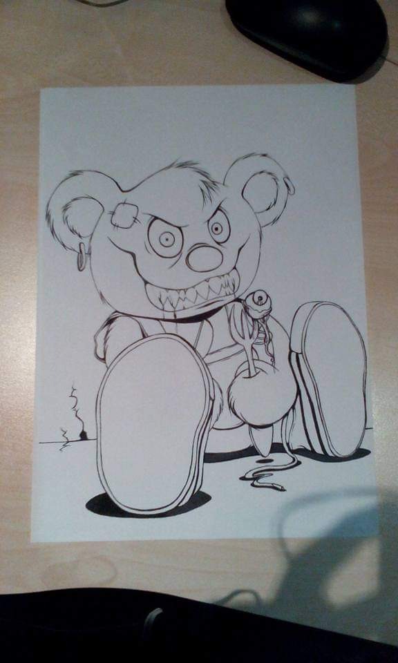 Czarno-biały rysunek przedstawiający upiornego misia z kolczykiem, blizną i zębami, trzymającego widelec z okiem na końcu, leżący na podłodze.