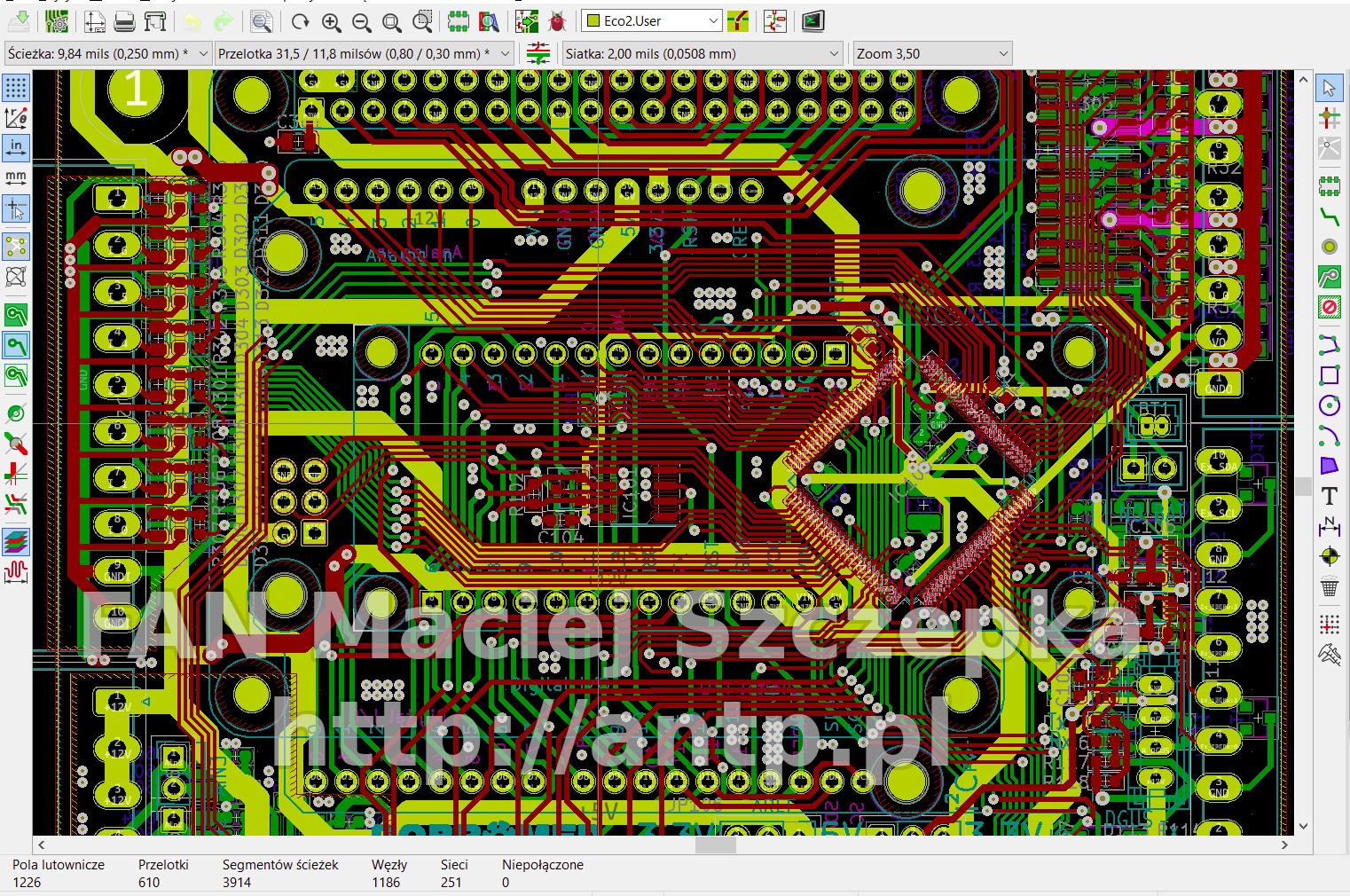 Widok z góry na projekt płytki drukowanej w programie CAD, z widocznymi ścieżkami, przelotkami i polami lutowniczymi w kolorach zielonym, czerwonym i żółtym, z nałożonym półprzezroczystym znakiem...
