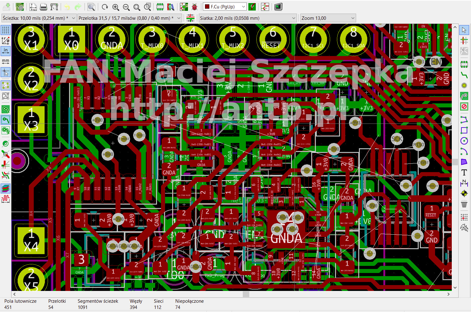 Zrzut ekranu z programu do projektowania płytek drukowanych PCB, prezentujący złożony układ ścieżek, pól lutowniczych i elementów elektronicznych, z widocznymi oznaczeniami GNDA, +3V0 oraz numerami...