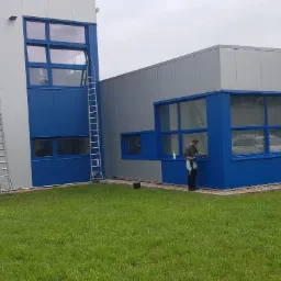 Mycie okien i doczyszczanie ram na terenie firmy Suenkel w Br&oacute;jcach