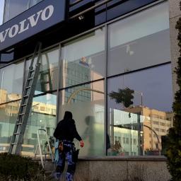 Mycie witryn w shoowroomie marki Volvo