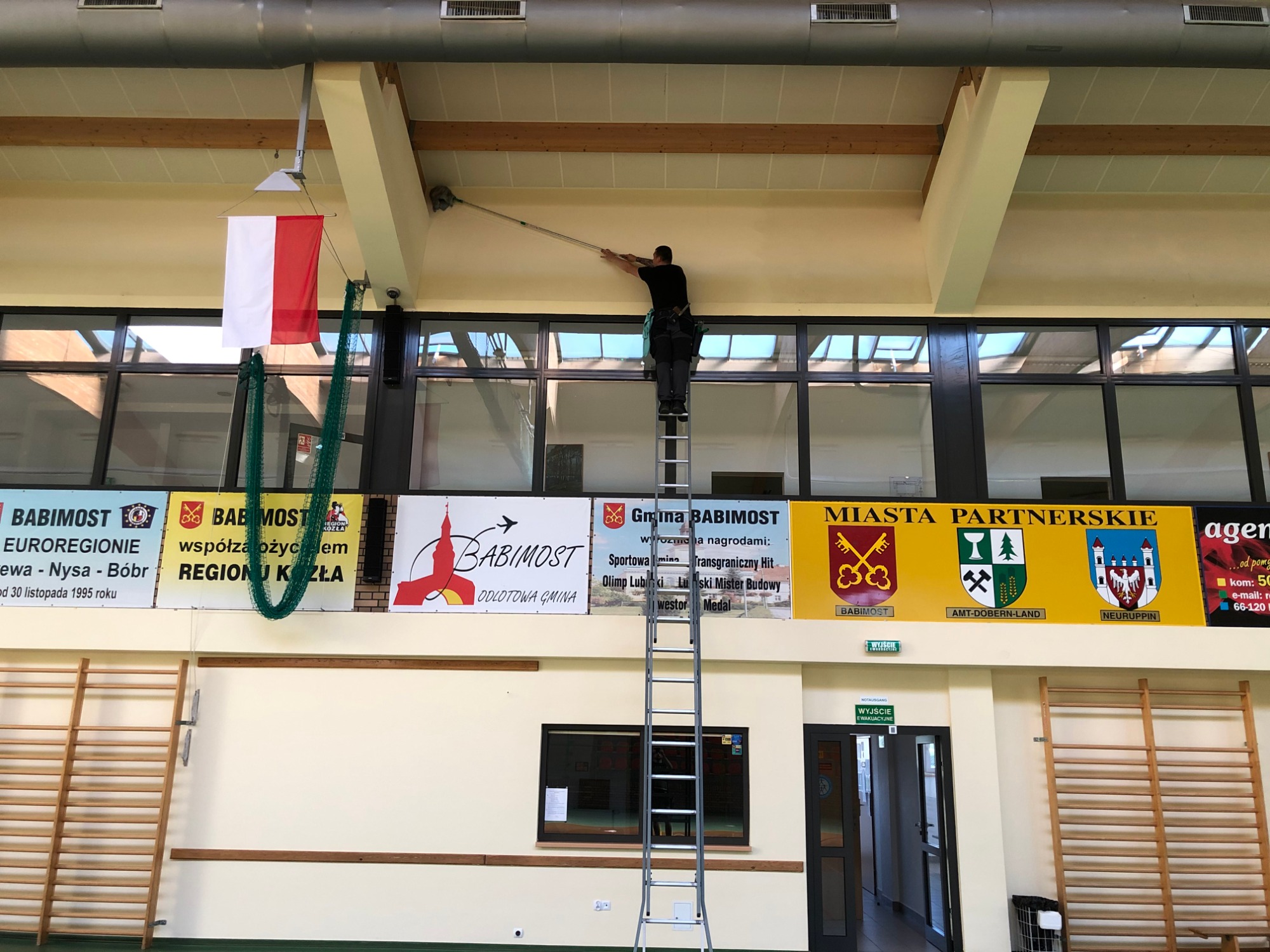 Czyszczenie ścian i okien w Centrum Sportu i Rekreacji w Babimoście