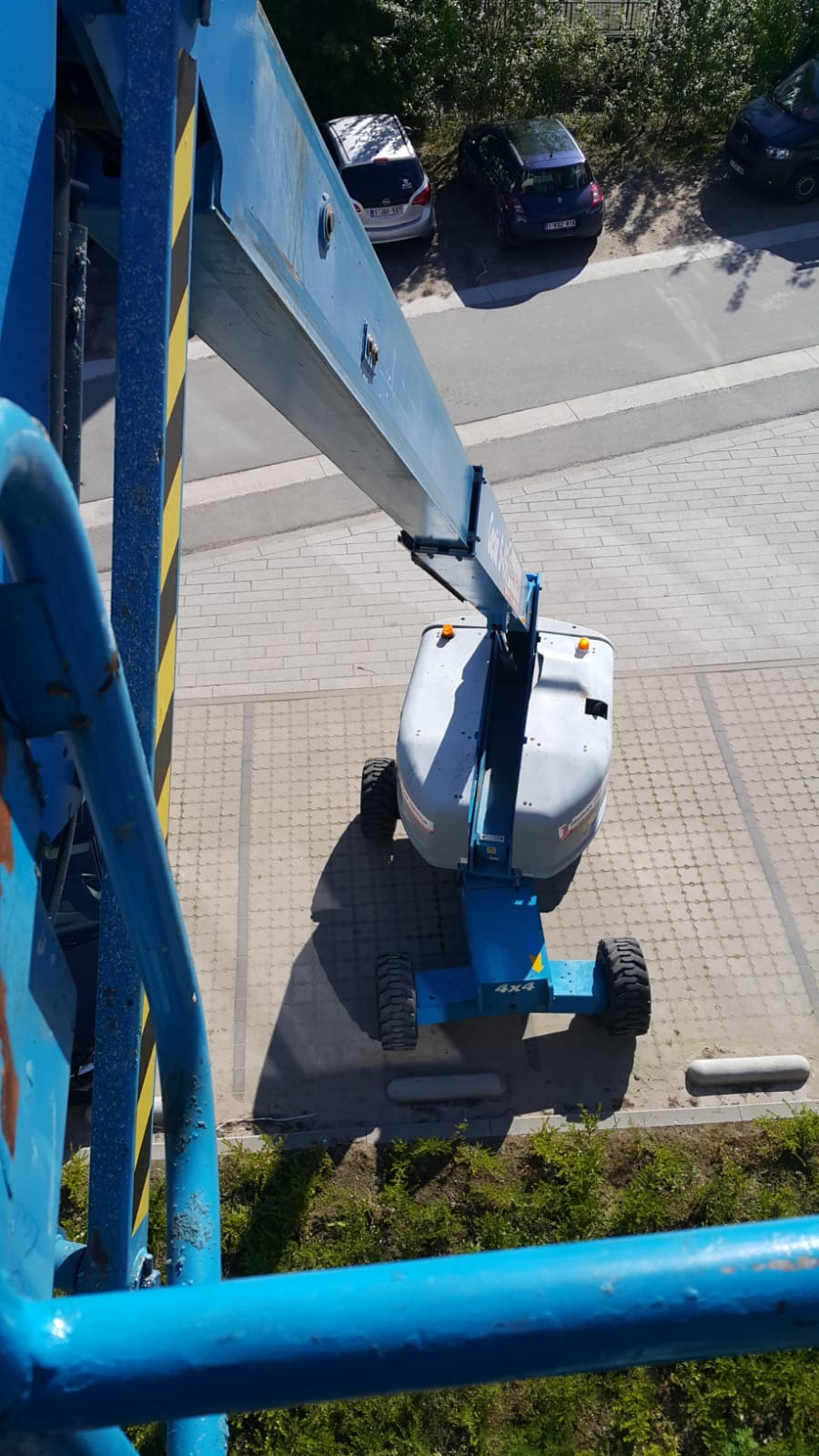 Usługi mycia okien wykonywane przy użyciu podnośnika koszowego