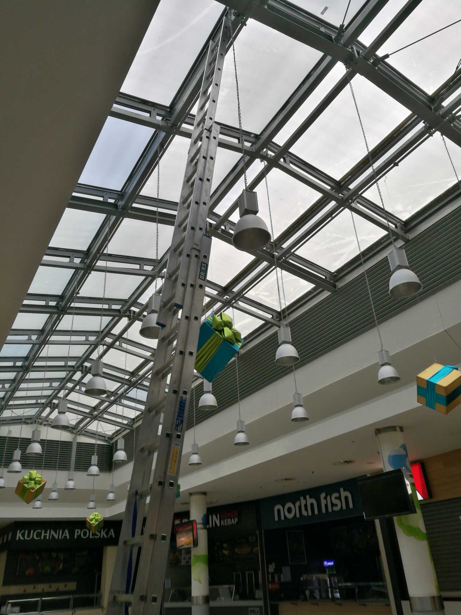 Czyszczenie lamp w galerii handlowej w Gorzowie Wlkp.