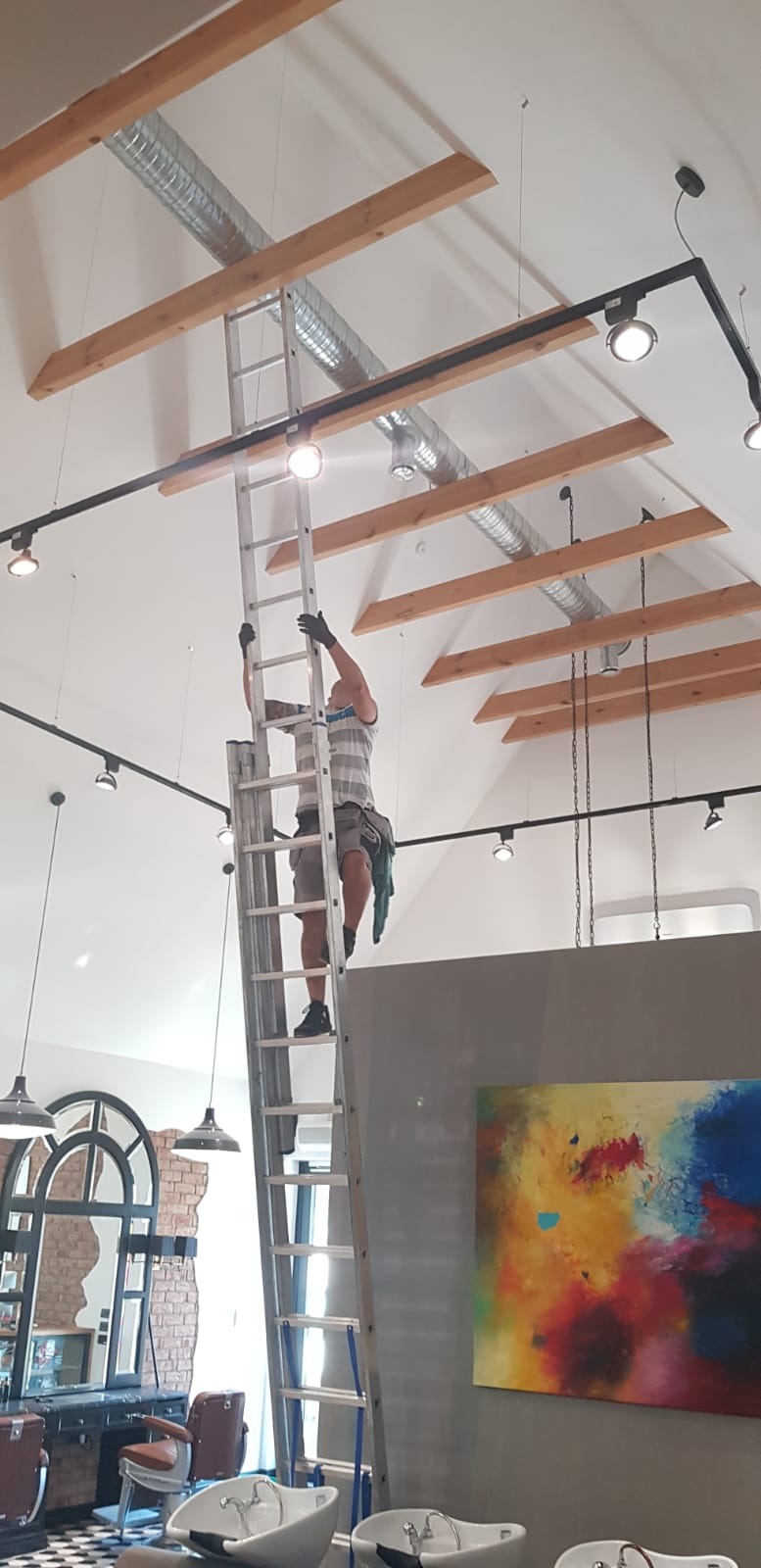 Czyszczenie belek stropowych i lamp w salonie fryzjerskim