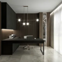 Nowoczesne biuro domowe z czarnym biurkiem w kształcie litery L, laptopem, książkami i minimalistyczną lampą wiszącą na tle drewnianej ściany z lamelami i marmurowej podłogi.