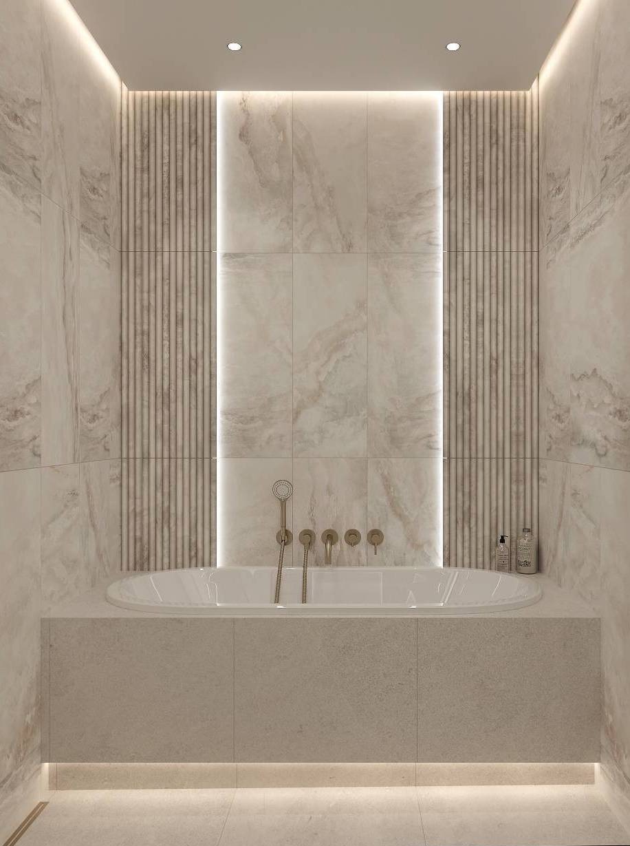 Elegancka łazienka z owalną wanną w zabudowie, beżowe marmurowe płytki, oświetlenie LED akcentujące pionowe panele dekoracyjne i przestrzeń pod wanną.