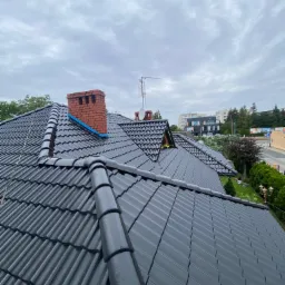 20 letnia dachówka po pomalowaniu.