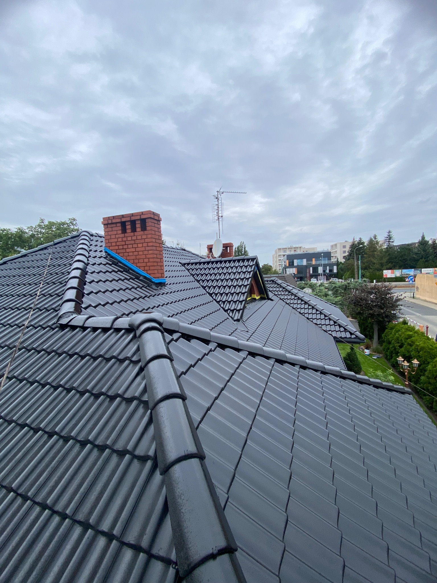 20 letnia dachówka po pomalowaniu.