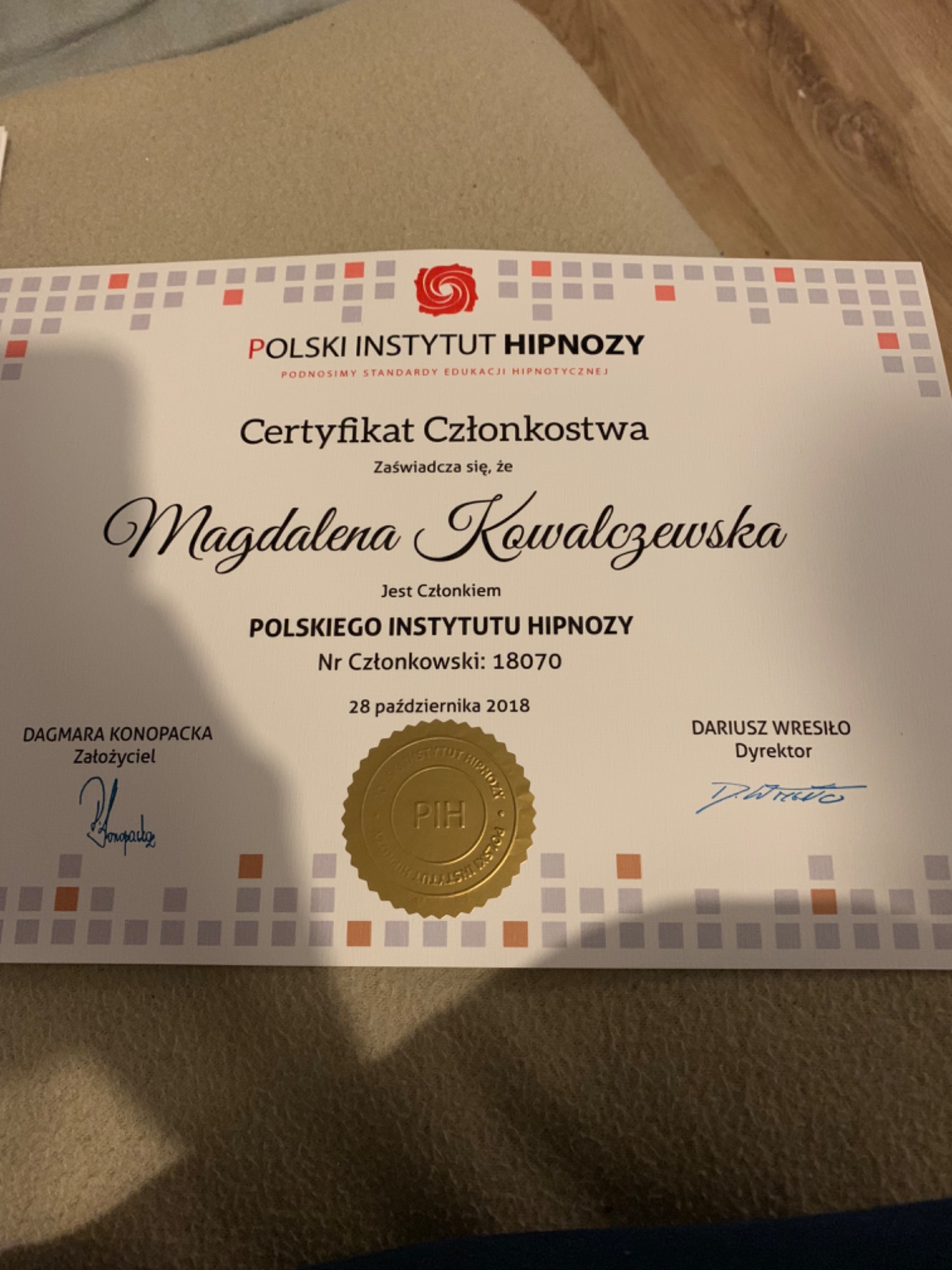 Certyfikat członkostwa w Polskim Instytucie Hipnozy dla Magdaleny Kowalczewskiej, wydany 28 października 2018 roku, z podpisami Dagmara Konopacka (Założyciel) i Dariusz Wresiło (Dyrektor).