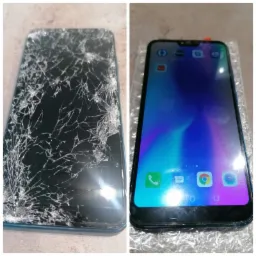 Porównanie: smartfon z potłuczonym ekranem po lewej stronie i ten sam model z nowym, działającym ekranem po prawej stronie, leżący na folii bąbelkowej.