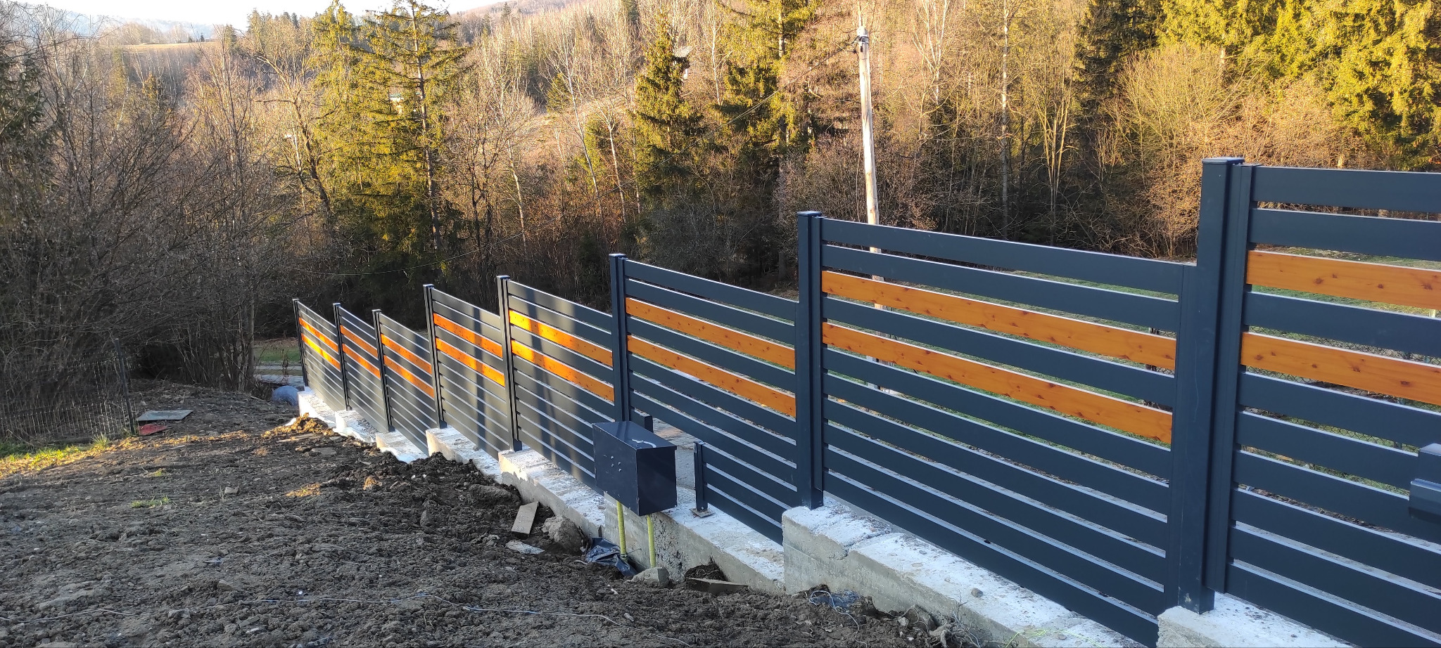 Ogrodzenie aluminiowe typ AL100 RAL7016+dekor drewno. Wisła