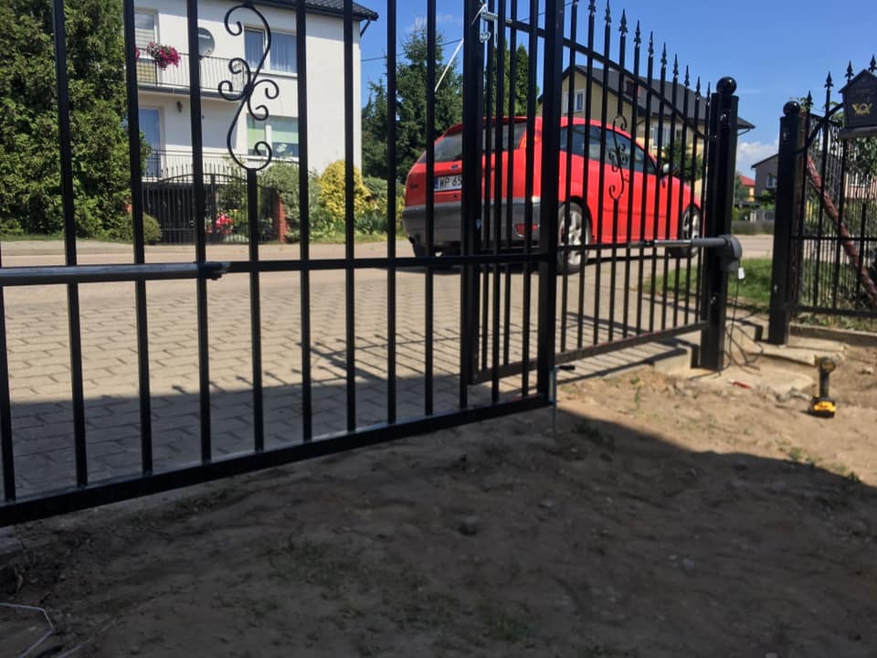 Instalacja Napędu do Bramy Skrzydłowej Genius G Bat 300