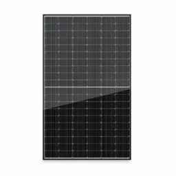 Pojedynczy, czarny panel fotowoltaiczny z wyraźnie widoczną strukturą krzemową, podzielony na dwie sekcje o różnym odcieniu, ukazujący zarówno matową, jak i błyszczącą powierzchnię ogniw.