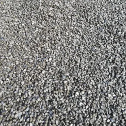 Gęsta warstwa drobnego, błyszczącego węgla kamiennego, o nieregularnych kształtach i szarym odcieniu, wypełniająca całą powierzchnię kadru.