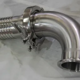 Polerowany, nierdzewny kolanko rurowe z gwintowanym końcem i złączką zaciskową, leżące na białym tle.