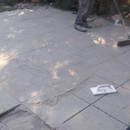 taras ze starych płyt chodnikowych cz 2 ułożenie na półsuchym betonie płyt
