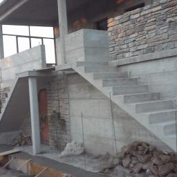 Walerczak Marcin - Surowe betonowe schody zewnętrzne w Kaliszu Pomorskim, prowadzące na taras, widoczne elementy murowane i przygotowane szalunki.