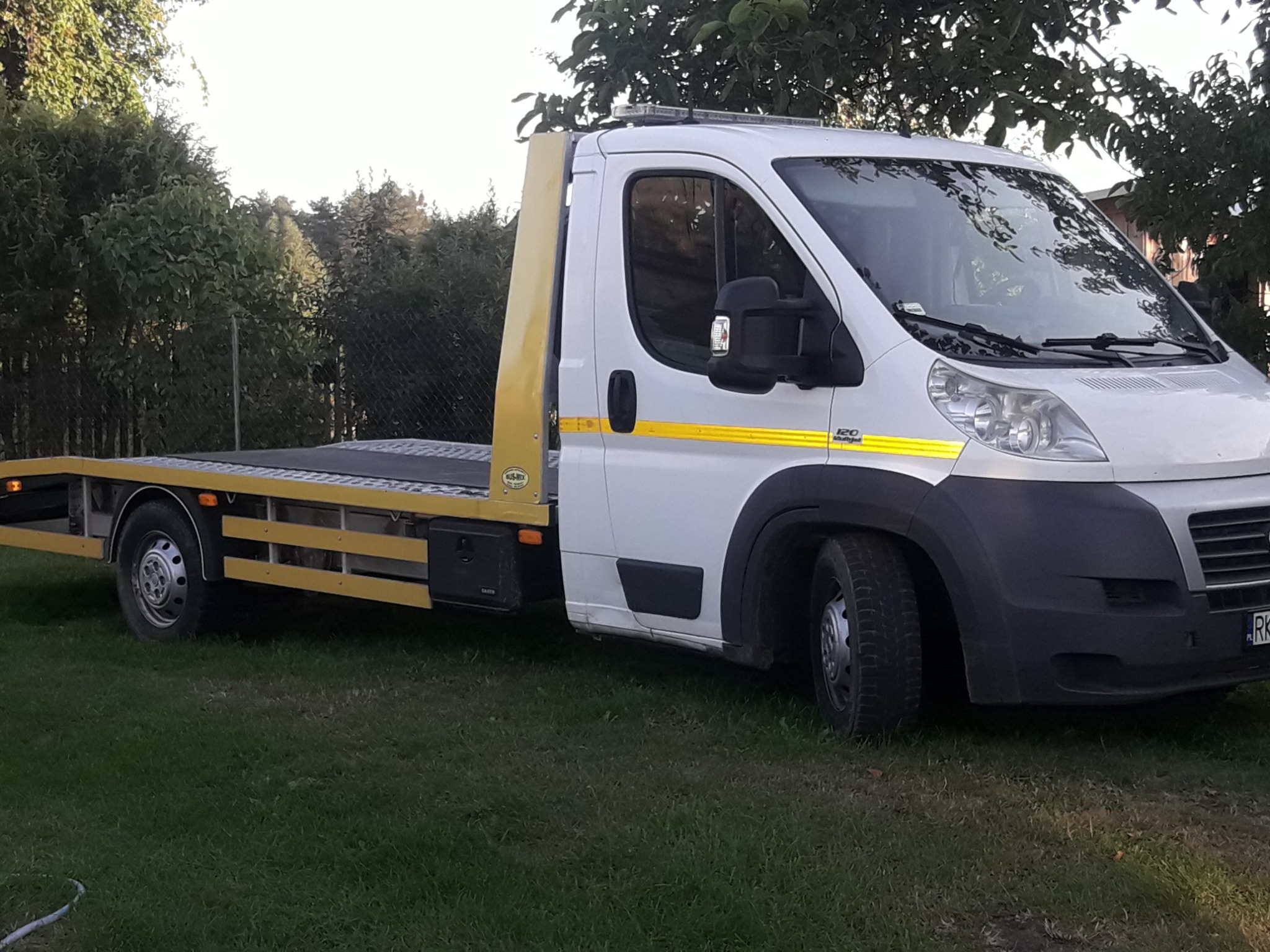 Oferuje transport aut osobowych oraz innych materiałow