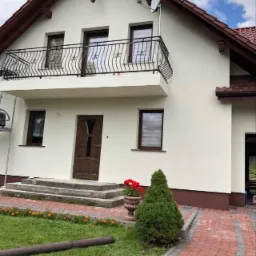 Wykonanie tynku silikonowego i położenie mozaiki