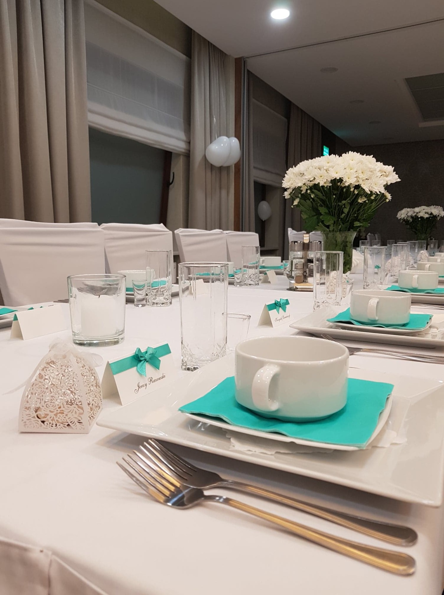 Przykładowy wystrój sali weselnej.