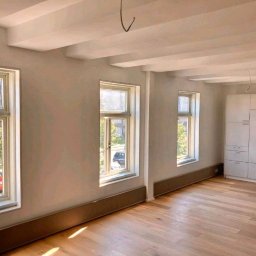 Zakres prac:
1.Renowacja tynku glinianego zarówno na ścianach jak i suficie. 
2.Końcowe malowanie natryskowe farbą wapienną . 

3. Ułożenie parkietu drewnianego klejonego