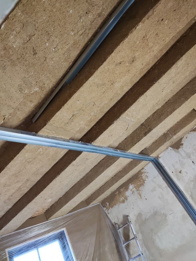 Renowacja Belek Drewnianych pokrytych gliną. Efekt przed