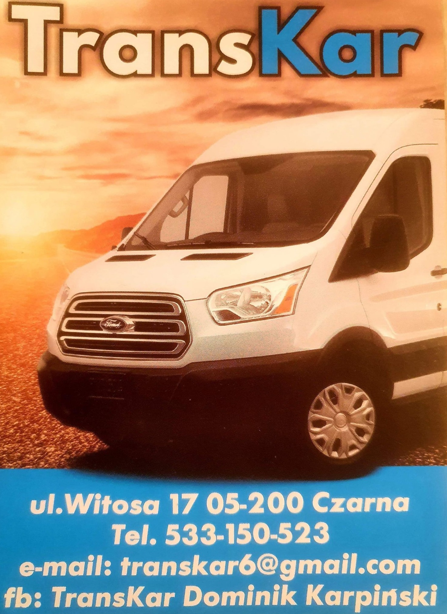 Zdjęcie reklamowe białego busa marki Ford z nazwą firmy TransKar na tle zachodzącego słońca, z widocznymi danymi kontaktowymi firmy.