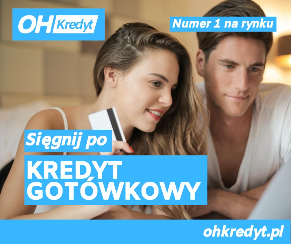 Uśmiechnięta kobieta trzymająca kartę kredytową, obok mężczyzna patrzy na ekran laptopa z napisem 'Numer 1 na rynku' i logo firmy pożyczkowej.