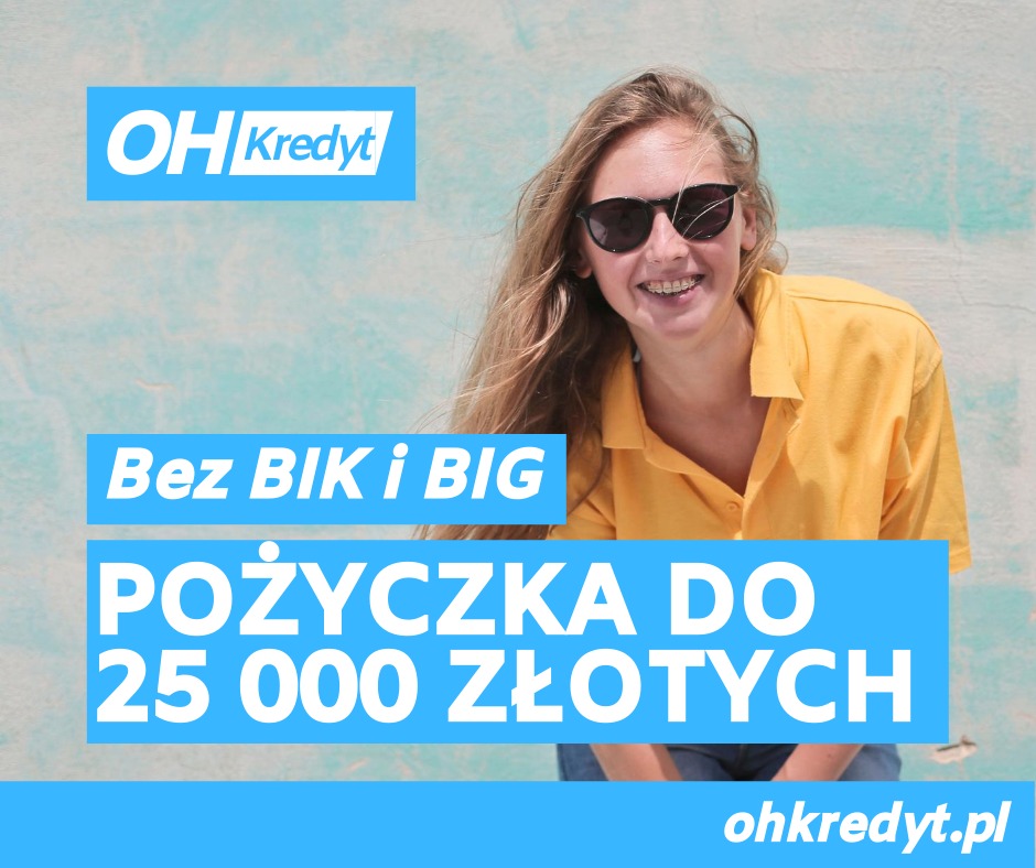 Uśmiechnięta młoda kobieta w okularach przeciwsłonecznych i żółtej koszuli, na tle jasnoniebieskiej ściany z logo i hasłem reklamowym pożyczki do 25 000 zł bez BIK i BIG.