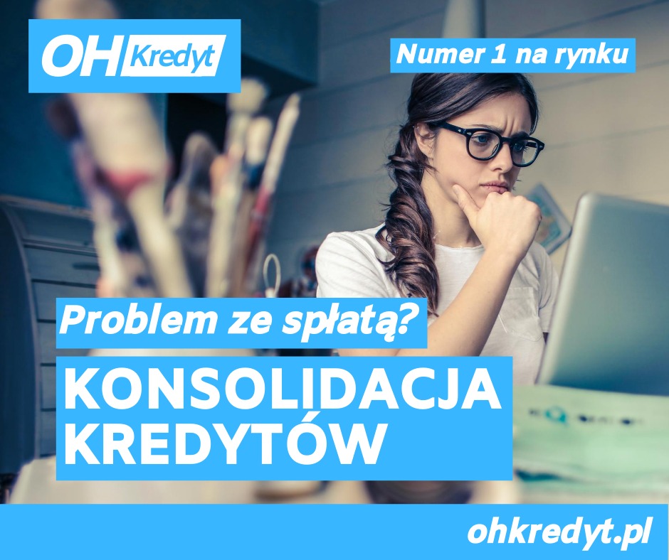 Zamyślona kobieta w okularach patrzy na laptopa, obok kubek z pędzlami, niebieskie pola z tekstem: Problem ze spłatą? Konsolidacja kredytów, ohkredyt.pl.