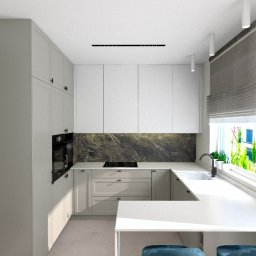 Conceptbe Pracownia Architektury Wnętrz - Wizualizacja nowoczesnej kuchni z białymi szafkami, marmurowym backsplashiem i wyspą z niebieskimi hokerami, oświetlona światłem dziennym wpadającym przez okno z roletami rzymskimi.