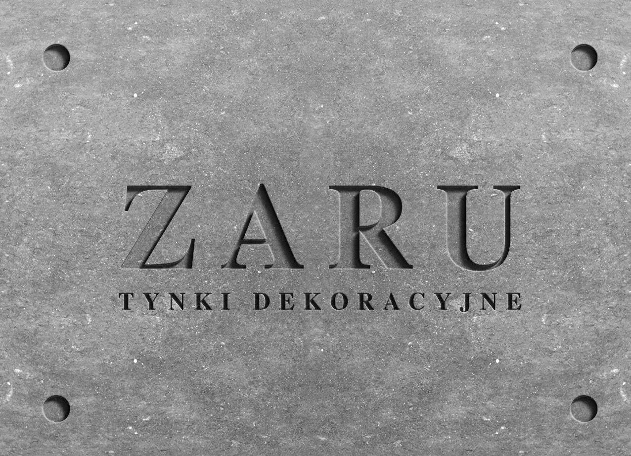 Szary kamienny szyld z wygrawerowanym napisem 'ZARU TYNKI DEKORACYJNE' i czterema otworami w rogach.