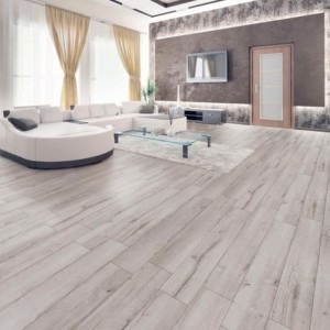 Jasny salon z drewnopodobną podłogą, białym narożnikiem i szklanym stolikiem kawowym na tle ściany z dekoracyjnym oświetleniem LED.