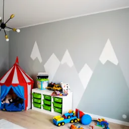Przy współpracy z architektem powstał malunek gór w pokoju dziecięcym