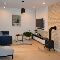 Układanie cegły, paneli, montaż listew przypodłogowych oraz malowanie