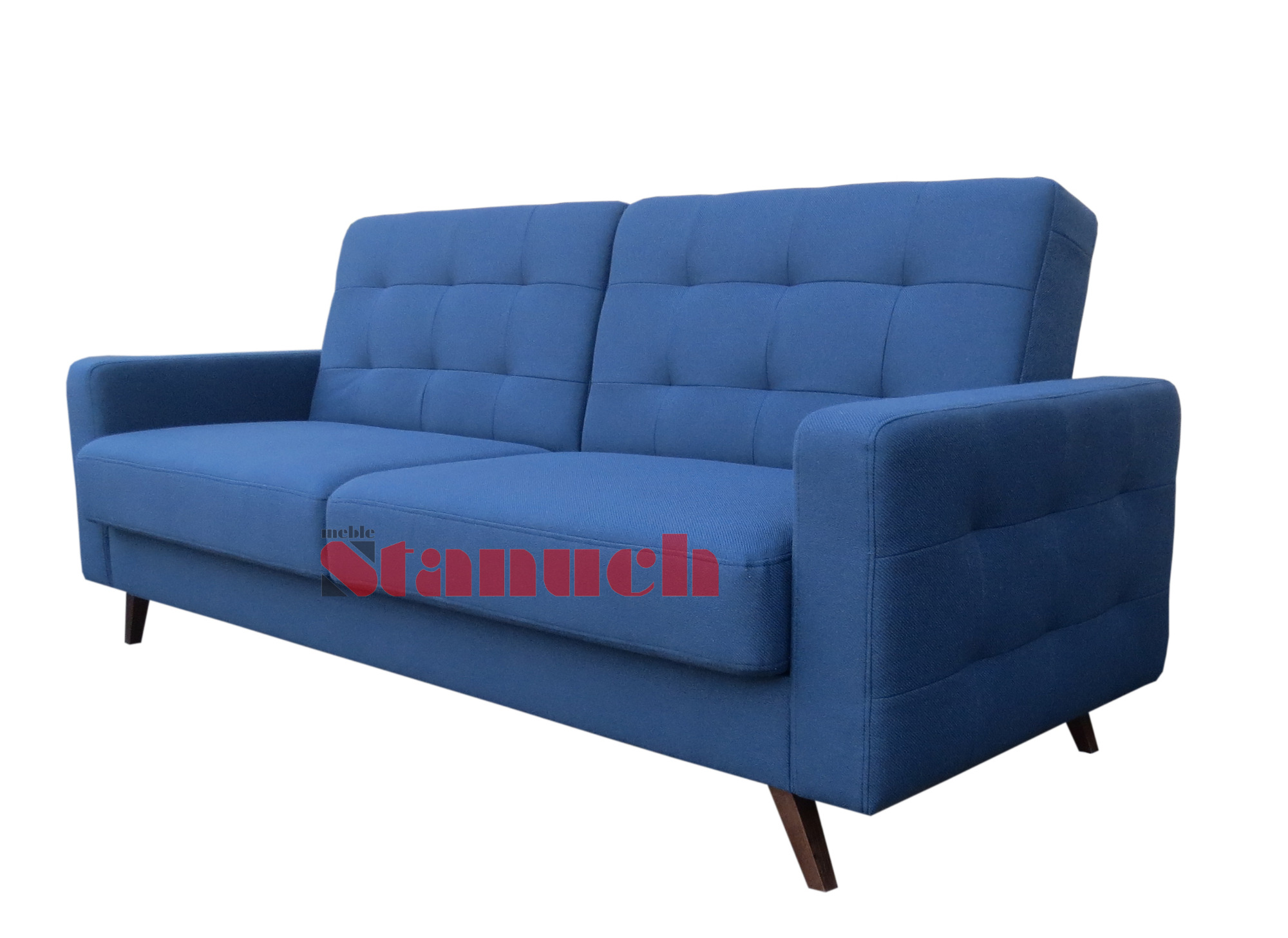 Niebieska, dwuosobowa wersalka z pikowanym oparciem i drewnianymi nóżkami na białym tle.