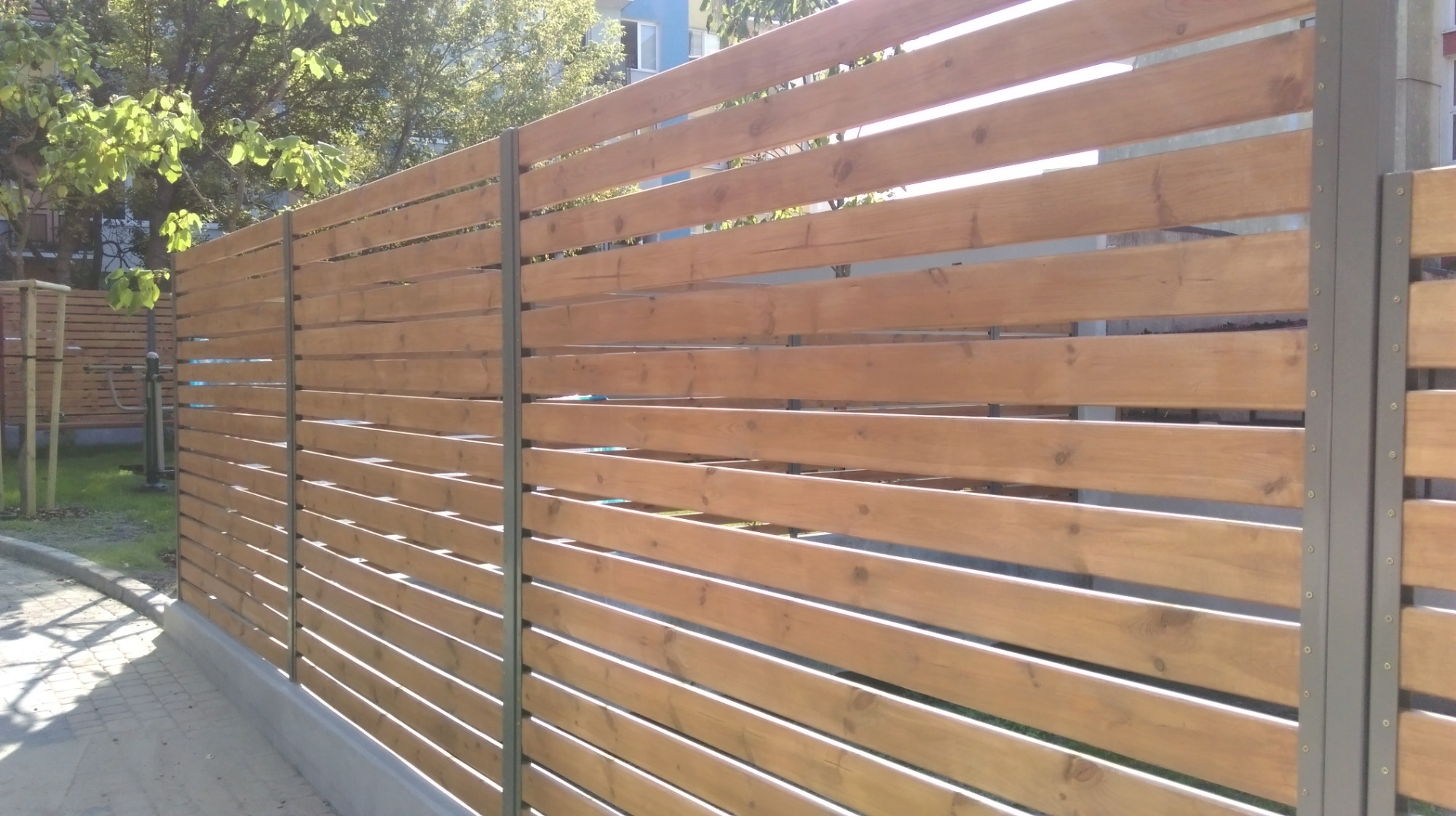 Ogrodzenie drewniane budynku wielorodzinnego w Toruniu, ul. Gałczyńskiego