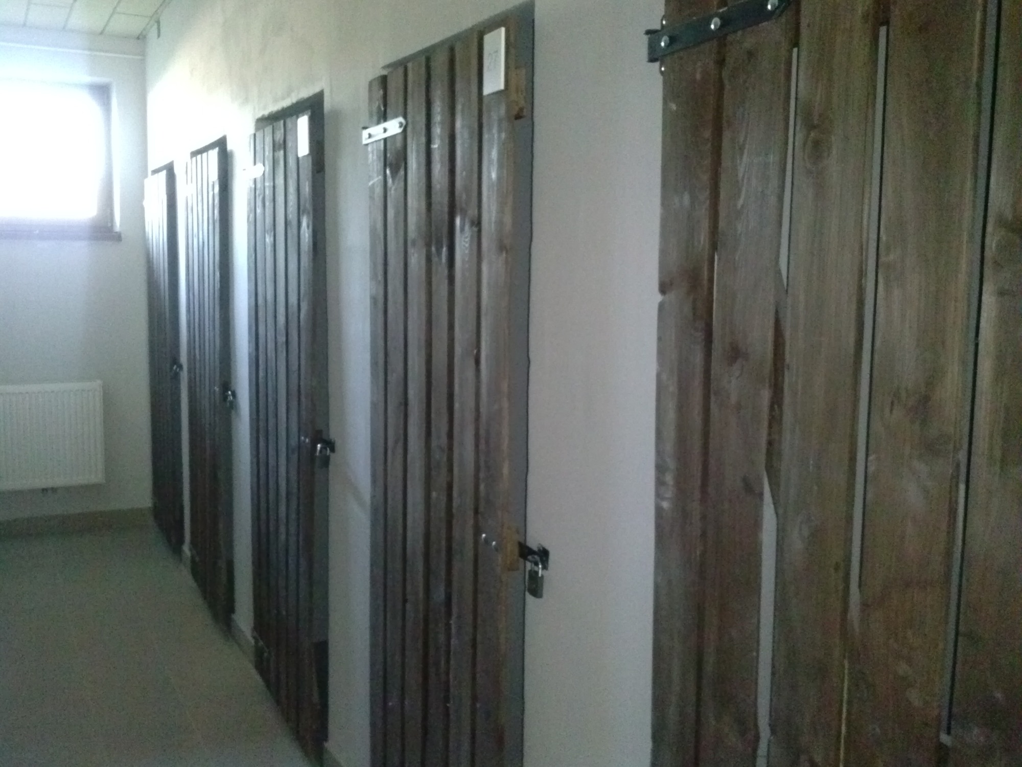 Drzwi piwniczne budynku Lake Residence w Osielsku k. Bydgoszczy