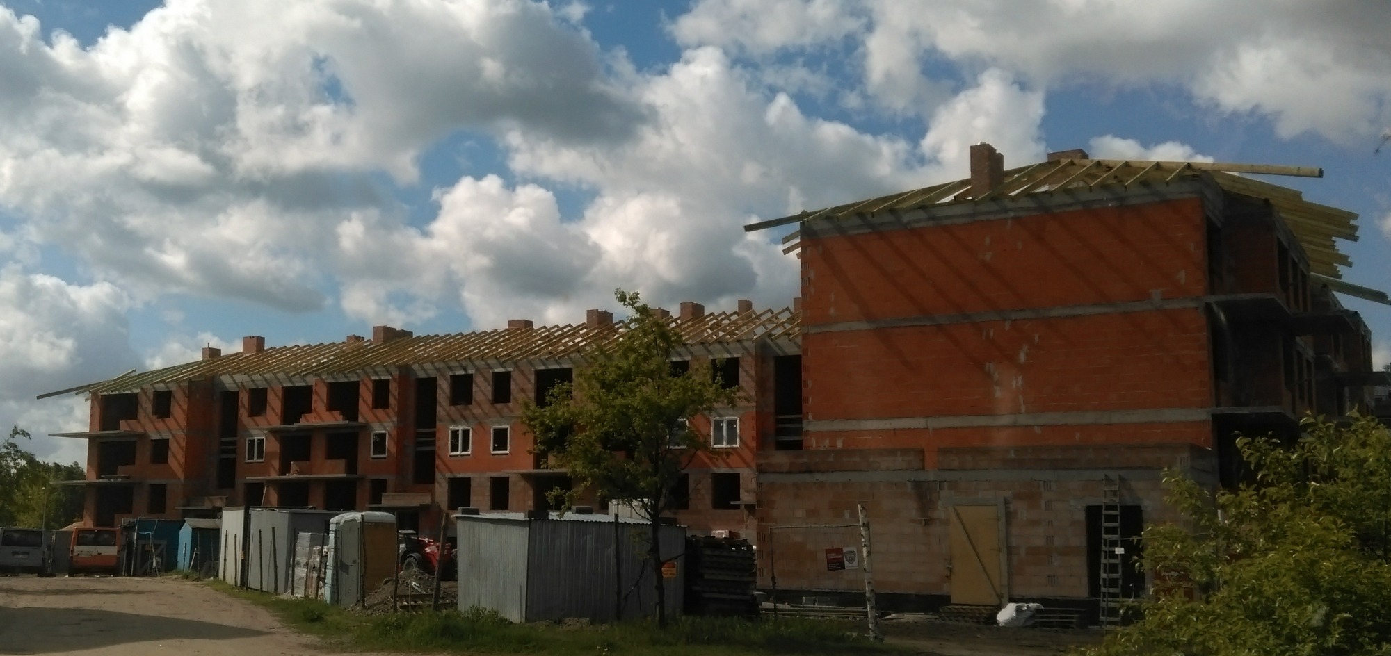 Konstrukcja dachu oraz drzwi piwniczne budynku APRO ul. Trzcinowa w Toruniu