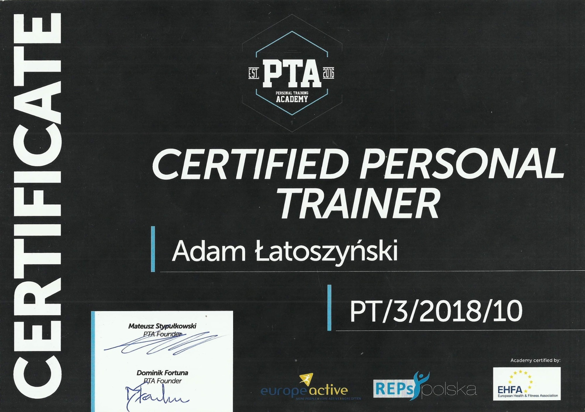 Certyfikat ukończenia kursu trenera personalnego z logo PTA Personal Training Academy, imieniem i nazwiskiem Adam Łatoszyński, numerem licencji PT/3/2018/10 oraz podpisami założycieli i logotypami...