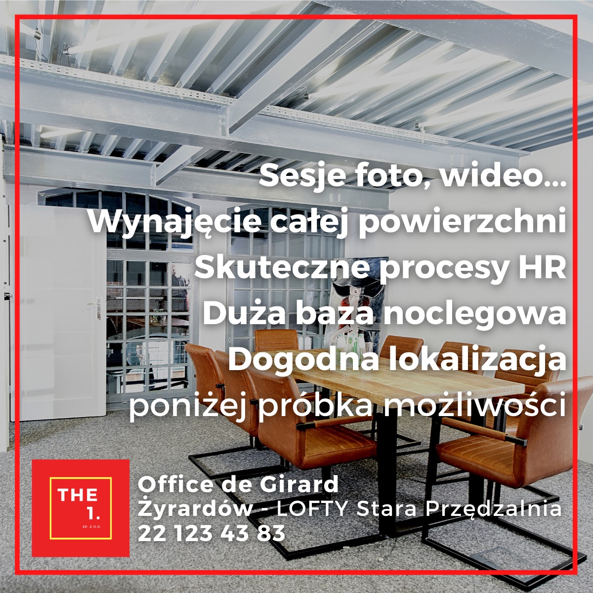 Jasne wnętrze biurowe z drewnianym stołem i skórzanymi krzesłami, surowy sufit z widocznymi instalacjami, okno z podziałami, w tle grafika na ścianie.