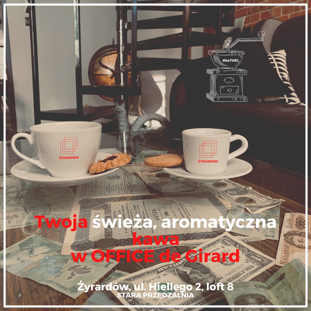 Dwie filiżanki kawy z ciasteczkami na szklanym stole, pod którym leżą stare akcje i banknoty różnych walut, w tle spiralne schody i grafika młynka do kawy.