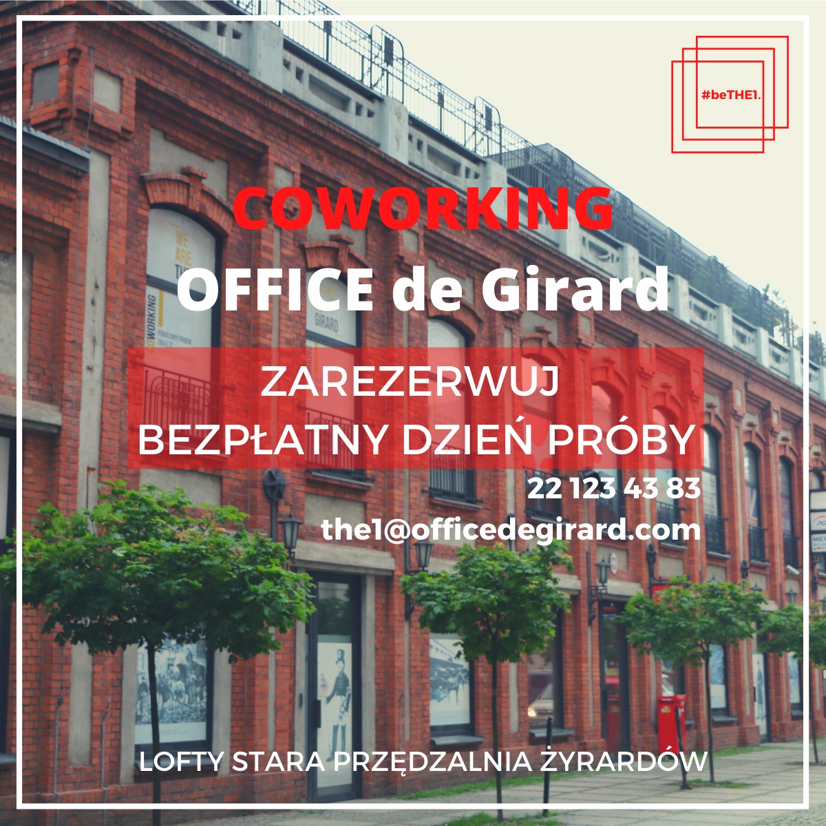 Fasada budynku z czerwonej cegły z napisem 'COWORKING OFFICE de Girard' i informacją o rezerwacji darmowego dnia próbnego, otoczona drzewami, z widoczną skrzynką pocztową i hasłem #beTHE1.
